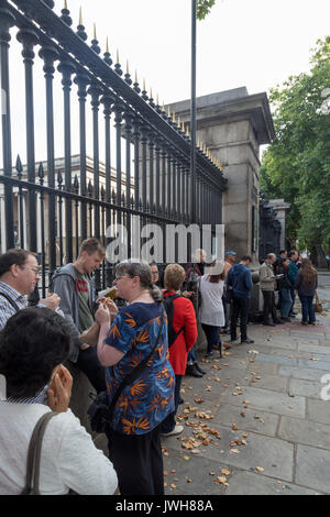 Bloomsbury, London, UK. 12. August 2017. Es gab Schlangen von 7.00 auf einer trockenen, sonnigen Tag in London berufskranheiten das Britische Museum für das letzte Wochenende der Hakusai Ausstellung. Eintrittskarten seit Wochen ausverkauft, aber ein paar Tickets für den Morgen Touristen verfügbar gemacht worden. Katsushika Hokusai (1760 - 1849) gilt als die berühmtesten und einflussreichsten Japan Künstler angesehen. Er produzierte Werke von erstaunlicher Qualität bis zu seinem Tod im Alter von 90 Jahren. Credit: WansfordPhoto/Alamy leben Nachrichten Stockfoto