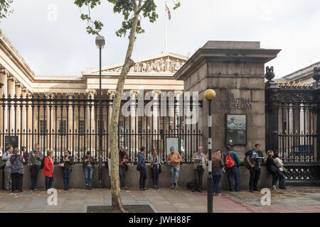 Bloomsbury, London, UK. 12. August 2017. Es gab Schlangen von 7.00 auf einer trockenen, sonnigen Tag in London berufskranheiten das Britische Museum für das letzte Wochenende der Hakusai Ausstellung. Eintrittskarten seit Wochen ausverkauft, aber ein paar Tickets für den Morgen Touristen verfügbar gemacht worden. Katsushika Hokusai (1760 - 1849) gilt als die berühmtesten und einflussreichsten Japan Künstler angesehen. Er produzierte Werke von erstaunlicher Qualität bis zu seinem Tod im Alter von 90 Jahren. Credit: WansfordPhoto/Alamy leben Nachrichten Stockfoto