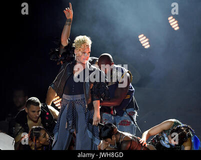 Berlin, Deutschland. 11 Aug, 2017. Amerikanische Popsängerin Pink führt auf der Waldbühne ("Wald") in Berlin, Deutschland, 11. August 2017. Foto: Britta Pedersen/dpa-Zentralbild/dpa/Alamy leben Nachrichten Stockfoto