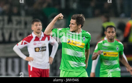 Essen, Deutschland. 11 Aug, 2017. Gladbach ist Jonas Hofmann (C) feiert Nach Ausrichten der Spielstand von 1:1 während des Deutschen Fußball-Bundes (DFB) Cup erste Runde Fußball Match zwischen Rot Weiss Essen und Borussia Mönchengladbach im Essener Stadion in Essen, Deutschland, 11. August 2017. Foto: Guido Kirchner/dpa/Alamy leben Nachrichten Stockfoto