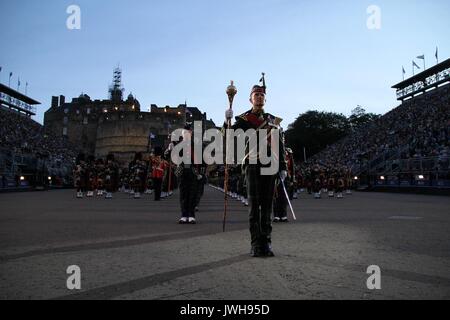 Edinburgh, Großbritannien. 10 Aug, 2017. Ein Schottischer Militärkapelle führt während der 2017 Royal Edinburgh Military Tattoo in Edinburgh, Großbritannien, 10.08.2017. Die Royal Edinburgh Military Tattoo ist eine jährliche Veranstaltung, die von britischen Commonwealth und internationale militärische Bands und künstlerische Leistung Mannschaften auf der Esplanade des Edinburgh Castle in der Hauptstadt von Schottland. Die erste fand in Edinburgh Tattoo 1950. Credit: Zhang Dailei/Xinhua/Alamy leben Nachrichten Stockfoto