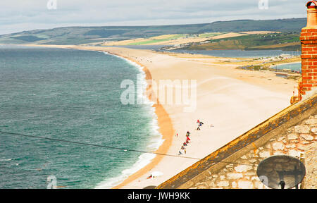 Dorset, Großbritannien. 12 Aug, 2017. Fischer Camp im dappled Sonnenschein entlang Chesil Beach Credit: stuart Hartmut Ost/Alamy leben Nachrichten Stockfoto