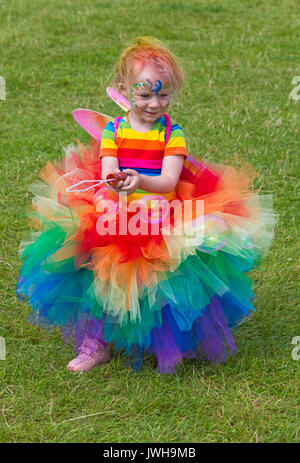 Burley, Hampshire, UK. 12 Aug, 2017. New Forest Fairy Festival. Massen von Feen mit Feenstaub besprüht, auf Burley für das Wochenende steigen für eine magische zauberhafte Festival im New Forest. Junge Mädchen gekleidet, wie Märchen in Regenbogenfarbenen dress spielen mit Luftblasen. Credit: Carolyn Jenkins/Alamy leben Nachrichten Stockfoto