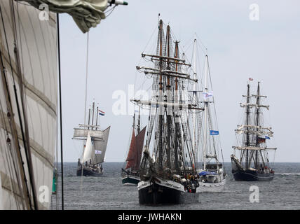 Rostock, Deutschland. 12 Aug, 2017. Historische segelschiffe an der Hanse Sail Samstag Flotte segelevent vor der Küste in der Nähe von Rostock, Deutschland, 12. August 2017. Rund 190 Schiffe sind, die sich in der maritimen Spektakel. Foto: Bernd Wüstneck/dpa/Alamy leben Nachrichten Stockfoto