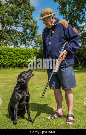 Sussex, UK. 12 Aug, 2017. Die glorreiche 12 und Kevin feiert seinen 88. Geburtstag mit Gewehr und Hund. Credit: Guy Bell/Alamy leben Nachrichten Stockfoto