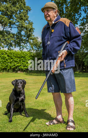 Sussex, UK. 12 Aug, 2017. Die glorreiche 12 und Kevin feiert seinen 88. Geburtstag mit Gewehr und Hund. Credit: Guy Bell/Alamy leben Nachrichten Stockfoto