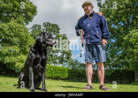 Sussex, UK. 12 Aug, 2017. Die glorreiche 12 und Kevin feiert seinen 88. Geburtstag mit Gewehr und Hund. Credit: Guy Bell/Alamy leben Nachrichten Stockfoto