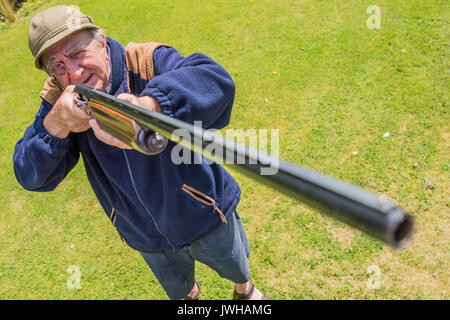 Sussex, UK. 12 Aug, 2017. Die glorreiche 12 und Kevin feiert seinen 88. Geburtstag mit Gewehr und Hund. Credit: Guy Bell/Alamy leben Nachrichten Stockfoto