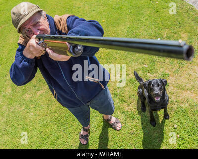 Sussex, UK. 12 Aug, 2017. Die glorreiche 12 und Kevin feiert seinen 88. Geburtstag mit Gewehr und Hund. Credit: Guy Bell/Alamy leben Nachrichten Stockfoto