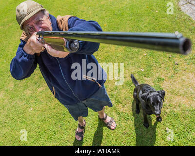 Sussex, UK. 12 Aug, 2017. Die glorreiche 12 und Kevin feiert seinen 88. Geburtstag mit Gewehr und Hund. Credit: Guy Bell/Alamy leben Nachrichten Stockfoto