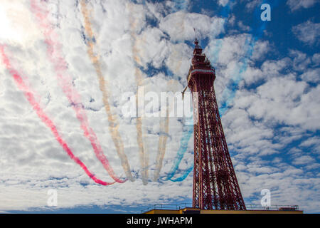 Blackpool, Lancashire, UK. 12 Aug, 2017. Rote Pfeile, Flugzeuge, Rot, Luftfahrt, Flug, Airshow, Jet, Flugzeug, Fliegen, Team, Flugzeug, Luft, Pfeile, Display, Himmel, Nebel, Rauch, Militär, Fliegen, Hawk, Bildung in Blackpool Air Show. Kredit; MediaWorldImages/AlamyLiveNews Stockfoto