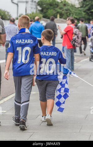 London, Großbritannien. 12 Aug, 2017. Zwei junge Chelsea Fans tragen Eden Hazard auf ihre Shorts, wie sie für den Saisonauftakt zwischen der Verteidigung der Englischen Premier League Champions Chelsea FC gegen Burnley an der Stamford Bridge Credit: Amer ghazzal/Alamy Leben Nachrichten ankommen Stockfoto