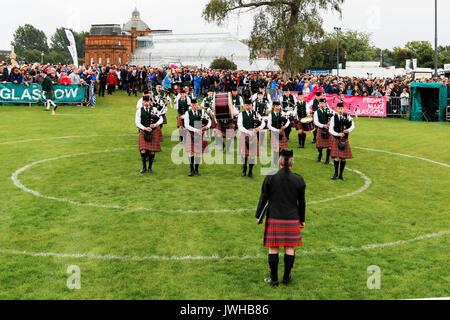 Glasgow, UK. 12 Aug, 2017. Es wurde geschätzt, dass mehr als 10.000 Zuschauer stellte sich dann heraus, dass der letzte Tag der "Rohrleitungen Live' und dem World Pipe Band Championships, eine international bekannte Wettbewerb zu beobachten, in Glasgow Green, da das Finale eine Woche der Unterhaltung und kostenlose Konzerte, die um das Stadtzentrum von Glasgow genommen haben. Trotz der gelegentlichen heftiger Regenschauer, Spielen fortgesetzt und Geister waren nicht gedämpft. Credit: Findlay/Alamy leben Nachrichten Stockfoto