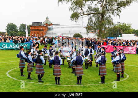 Glasgow, UK. 12 Aug, 2017. Es wurde geschätzt, dass mehr als 10.000 Zuschauer stellte sich dann heraus, dass der letzte Tag der "Rohrleitungen Live' und dem World Pipe Band Championships, einem international renommierten Wettbewerb zu beobachten, in Glasgow Green, da das Finale eine Woche der Unterhaltung und kostenlose Konzerte, die um das Stadtzentrum von Glasgow genommen haben. Trotz der gelegentlichen heftiger Regenschauer, Spielen fortgesetzt und Geister waren nicht gedämpft. Credit: Findlay/Alamy leben Nachrichten Stockfoto