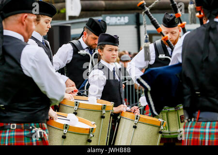 Glasgow, UK. 12 Aug, 2017. Es wurde geschätzt, dass mehr als 10.000 Zuschauer stellte sich dann heraus, dass der letzte Tag der "Rohrleitungen Live' und dem World Pipe Band Championships, eine international bekannte Wettbewerb zu beobachten, in Glasgow Green, da das Finale eine Woche der Unterhaltung und kostenlose Konzerte, die um das Stadtzentrum von Glasgow genommen haben. Trotz der gelegentlichen heftiger Regenschauer, Spielen fortgesetzt und Geister waren nicht gedämpft. Credit: Findlay/Alamy leben Nachrichten Stockfoto