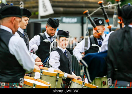 Glasgow, UK. 12 Aug, 2017. Es wurde geschätzt, dass mehr als 10.000 Zuschauer stellte sich dann heraus, dass der letzte Tag der "Rohrleitungen Live' und dem World Pipe Band Championships, eine international bekannte Wettbewerb zu beobachten, in Glasgow Green, da das Finale eine Woche der Unterhaltung und kostenlose Konzerte, die um das Stadtzentrum von Glasgow genommen haben. Trotz der gelegentlichen heftiger Regenschauer, Spielen fortgesetzt und Geister waren nicht gedämpft. Credit: Findlay/Alamy leben Nachrichten Stockfoto