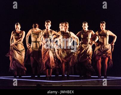 Edinburgh, Großbritannien. 12 Aug, 2017. Yo, Carmen vereint acht Tänzerinnen und Tänzer in Maria PagŽsÕ flamenco Choreographie. Sieben Musiker Ð mit Violine und Cello neben Flamenco Gitarristen und Sänger Ð ein Live Soundtrack von BizetÕs vertraut Oper Tunes, die populäre Lieder, die sie inspiriert, und packende original Flamenco. Yo, Carmen spielt an der Edinburgh Playhouse zwischen 18. und 22. August an der Edinburgh Playhouse Credit: Rich Dyson/Alamy leben Nachrichten Stockfoto