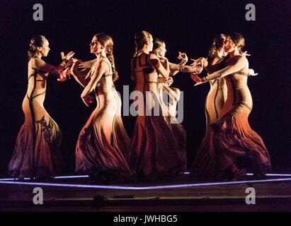 Edinburgh, Großbritannien. 12 Aug, 2017. Yo, Carmen vereint acht Tänzerinnen und Tänzer in Maria PagŽsÕ flamenco Choreographie. Sieben Musiker Ð mit Violine und Cello neben Flamenco Gitarristen und Sänger Ð ein Live Soundtrack von BizetÕs vertraut Oper Tunes, die populäre Lieder, die sie inspiriert, und packende original Flamenco. Yo, Carmen spielt an der Edinburgh Playhouse zwischen 18. und 22. August an der Edinburgh Playhouse Credit: Rich Dyson/Alamy leben Nachrichten Stockfoto