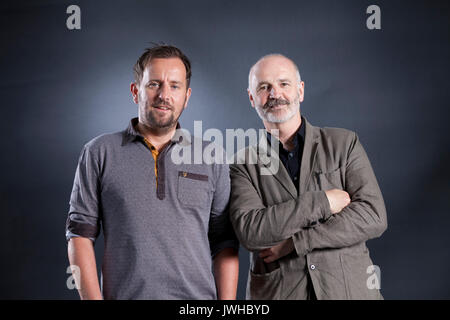 Edinburgh, Großbritannien. 12 Aug, 2017. Edinburgh, Großbritannien. 12 Aug, 2017. Künstler und Fotografen Chris Leslie (links) und Professor für Architektur Johnny Rodger, beim Edinburgh International Book Festival erscheinen. Edinburgh, Schottland. 12. August 2017 Bild per Kreditkarte: GARY DOAK/Alamy leben Nachrichten Stockfoto