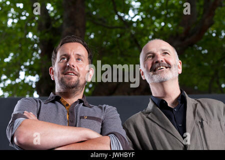 Edinburgh, Großbritannien. 12 Aug, 2017. Edinburgh, Großbritannien. 12 Aug, 2017. Künstler und Fotografen Chris Leslie (links) und Professor für Architektur Johnny Rodger, beim Edinburgh International Book Festival erscheinen. Edinburgh, Schottland. 12. August 2017 Bild per Kreditkarte: GARY DOAK/Alamy leben Nachrichten Stockfoto