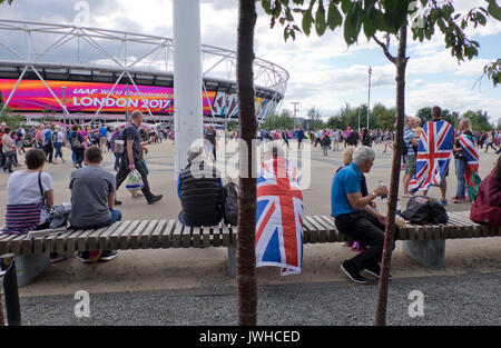 London, Großbritannien. 12 Aug, 2017. Die Besucher der Welt Internationale Leichtathletik WM 2017 auf dem Londoner Olympiastadion. London, Großbritannien. Credit: Julio Etchart zu ihrem/Alamy leben Nachrichten Stockfoto