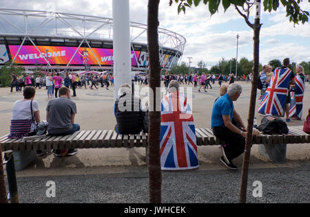 London, Großbritannien. 12 Aug, 2017. Die Besucher der Welt Internationale Leichtathletik WM 2017 auf dem Londoner Olympiastadion. London, Großbritannien. Credit: Julio Etchart zu ihrem/Alamy leben Nachrichten Stockfoto