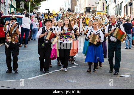 Broadstairs Folk Woche Festival Parade. Volkstänzer, St Clements verstopfen die Straße unter der Leitung von Schlagzeuger und Akkordeon spieler marschieren. Stockfoto