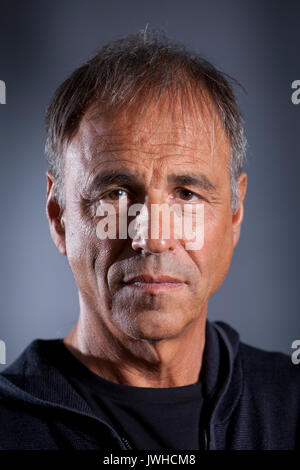 Edinburgh, Großbritannien. 12 Aug, 2017. Anthony Horowitz, OBE, der englische Schriftsteller und Drehbuchautor, beim Edinburgh International Book Festival erscheinen. Credit: GARY DOAK/Alamy leben Nachrichten Stockfoto