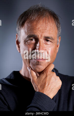 Edinburgh, Großbritannien. 12 Aug, 2017. Anthony Horowitz, OBE, der englische Schriftsteller und Drehbuchautor, beim Edinburgh International Book Festival erscheinen. Credit: GARY DOAK/Alamy leben Nachrichten Stockfoto