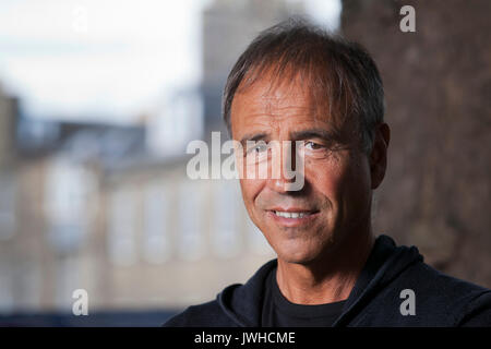 Edinburgh, Großbritannien. 12 Aug, 2017. Anthony Horowitz, OBE, der englische Schriftsteller und Drehbuchautor, beim Edinburgh International Book Festival erscheinen. Credit: GARY DOAK/Alamy leben Nachrichten Stockfoto