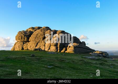 Haytor, Dartmoor, Devon, Großbritannien. 12. August 2017. UK Wetter. Die Felsen von Haytor im darmoor Nationalpark, Devon im warmen Abend Sonnenschein. Photo Credit: Graham Jagd-/Alamy leben Nachrichten Stockfoto