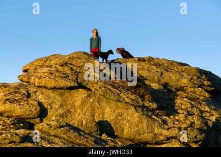 Haytor, Dartmoor, Devon, Großbritannien. 12. August 2017. UK Wetter. Zwei Mädchen und ihr Hund auf darmoor Haytor im Nationalpark, Devon, an einem warmen, sonnigen Abend. Photo Credit: Graham Jagd-/Alamy leben Nachrichten Stockfoto