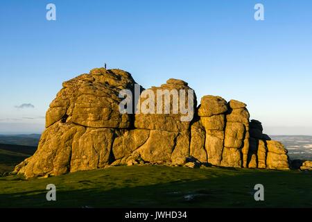 Haytor, Dartmoor, Devon, Großbritannien. 12. August 2017. UK Wetter. Die Felsen von Haytor im darmoor Nationalpark, Devon im warmen Abend Sonnenschein. Photo Credit: Graham Jagd-/Alamy leben Nachrichten Stockfoto