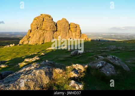 Haytor, Dartmoor, Devon, Großbritannien. 12. August 2017. UK Wetter. Die Felsen von Haytor im darmoor Nationalpark, Devon im warmen Abend Sonnenschein. Photo Credit: Graham Jagd-/Alamy leben Nachrichten Stockfoto