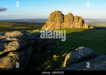 Haytor, Dartmoor, Devon, Großbritannien. 12. August 2017. UK Wetter. Einen warmen und sonnigen Abend an Haytor im darmoor Nationalpark, Devon. Photo Credit: Graham Jagd-/Alamy leben Nachrichten Stockfoto