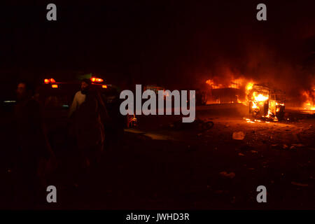 Quetta. 12 Aug, 2017. Feuer wütet der Sprenganlage im Südwesten von Pakistan Quetta, 12.08.2017. Mindestens 15 Menschen, darunter 8 Sicherheitskräfte getötet wurden, und 30 andere im Hochofen, die Sicherheitskräfte "Truck in der pakistanischen Stadt Quetta im Südwesten auf Samstag Nacht hit verletzt, sagten Beamte. Credit: Asad/Xinhua/Alamy leben Nachrichten Stockfoto