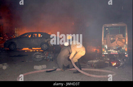 Quetta. 12 Aug, 2017. Feuerwehrleute versuchen, den Brand an der Sprenganlage im Südwesten von Pakistan Quetta, 12.08.2017 zu löschen. Mindestens 15 Menschen, darunter 8 Sicherheitskräfte getötet wurden, und 30 andere im Hochofen, die Sicherheitskräfte "Truck in der pakistanischen Stadt Quetta im Südwesten auf Samstag Nacht hit verletzt, sagten Beamte. Credit: Asad/Xinhua/Alamy leben Nachrichten Stockfoto