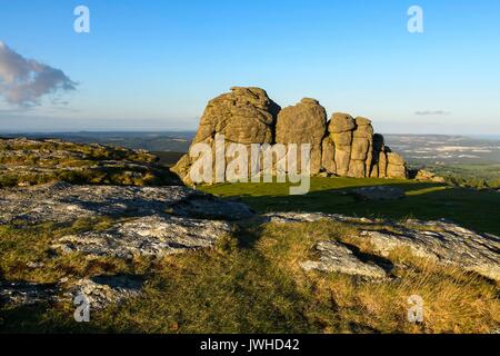 Haytor, Dartmoor, Devon, Großbritannien. 12. August 2017. UK Wetter. Die Felsen von Haytor im darmoor Nationalpark, Devon im warmen Abend Sonnenschein. Photo Credit: Graham Jagd-/Alamy leben Nachrichten Stockfoto