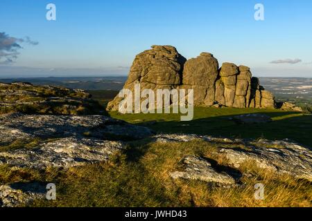 Haytor, Dartmoor, Devon, Großbritannien. 12. August 2017. UK Wetter. Die Felsen von Haytor im darmoor Nationalpark, Devon im warmen Abend Sonnenschein. Photo Credit: Graham Jagd-/Alamy leben Nachrichten Stockfoto