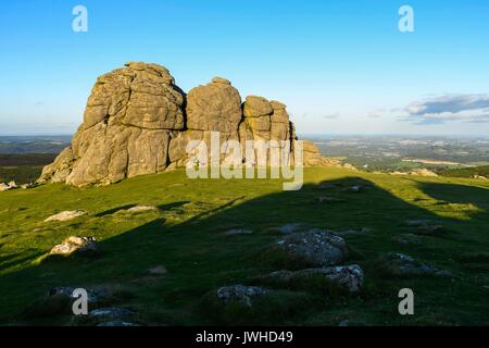 Haytor, Dartmoor, Devon, Großbritannien. 12. August 2017. UK Wetter. Die Felsen von Haytor im darmoor Nationalpark, Devon im warmen Abend Sonnenschein. Photo Credit: Graham Jagd-/Alamy leben Nachrichten Stockfoto