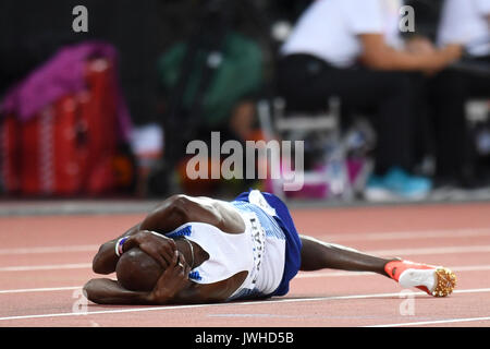 London, Großbritannien. 12. August 2017. Mo Farah (GB) liegt verzweifelt nach dem Überqueren der Linie. Muktar Edris (ETH) gewinnt der Männer 5000 m-Finale bei den Londoner Stadion, am Tag neun Der IAAF World Championships in London 2017. 2 Mohamed Farah (GBR), 3 Paul Kipkemoi Chelimo (USA) Credit: Stephen Chung/Alamy leben Nachrichten Stockfoto