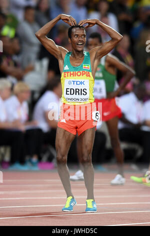 London, Großbritannien. 12. August 2017. Muktar Edris (ETH) reagiert auf das Gewinnen der Männer 5000 m-Finale bei den Londoner Stadion, am Tag neun Der IAAF World Championships in London 2017. 2 Mohamed Farah (GBR), 3 Paul Kipkemoi Chelimo (USA) Credit: Stephen Chung/Alamy leben Nachrichten Stockfoto