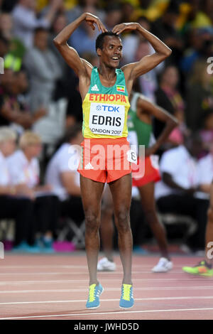 London, Großbritannien. 12. August 2017. Muktar Edris (ETH) reagiert auf das Gewinnen der Männer 5000 m-Finale bei den Londoner Stadion, am Tag neun Der IAAF World Championships in London 2017. 2 Mohamed Farah (GBR), 3 Paul Kipkemoi Chelimo (USA) Credit: Stephen Chung/Alamy leben Nachrichten Stockfoto