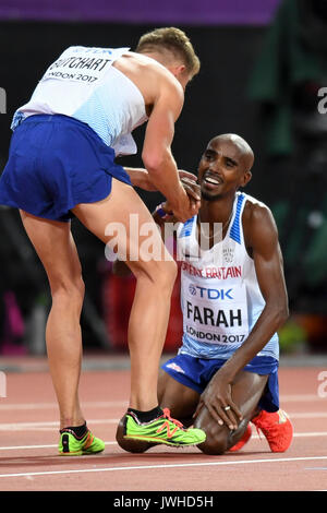 London, Großbritannien. 12. August 2017. Andrew Butchart (GBR) Konsolen Mo Farah (GB) nach dem Überqueren der Linie. Muktar Edris (ETH) gewinnt der Männer 5000 m-Finale bei den Londoner Stadion, am Tag neun Der IAAF World Championships in London 2017. 2 Mohamed Farah (GBR), 3 Paul Kipkemoi Chelimo (USA) Credit: Stephen Chung/Alamy leben Nachrichten Stockfoto