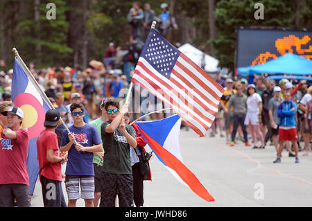 Breckenridge, Colorado, USA. 11 Aug, 2017. Radfahren Lüfter drehen sich in großer Zahl auf dem schwierigen Mondstein klettern, die während der zweiten Phase des Eröffnungs-Colorado Classic Radrennen, Breckenridge, Colorado. Credit: Cal Sport Media/Alamy leben Nachrichten Stockfoto