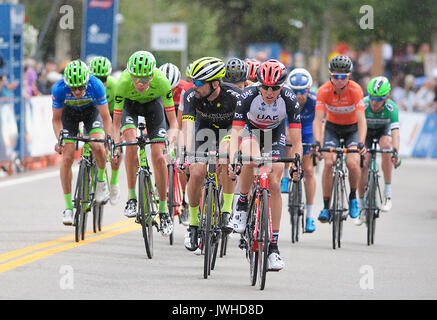 Breckenridge, Colorado, USA. 11 Aug, 2017. Männer pro Radfahrer rennen durch die Straßen von Breckenridge, die während der zweiten Phase des Eröffnungs-Colorado Classic Radrennen, Breckenridge, Colorado. Credit: Cal Sport Media/Alamy leben Nachrichten Stockfoto