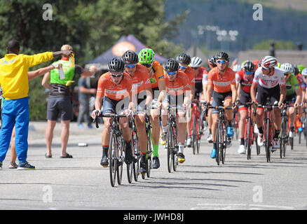 Breckenridge, Colorado, USA. 11 Aug, 2017. Team Rallye Radfahren steuert das Tempo als im Hauptfeld der Einzugszone, die während der zweiten Phase des Eröffnungs-Colorado Classic Radrennen, Breckenridge, Colorado erreicht. Credit: Cal Sport Media/Alamy leben Nachrichten Stockfoto