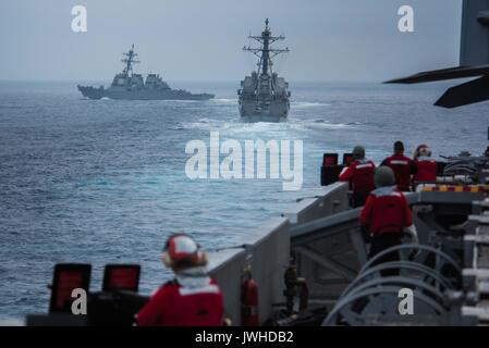 Im pazifischen Ozean. 11 Aug, 2017. U.S. Navy Segler beobachten der Arleigh-Burke-Klasse geführt - Flugzerstörer USS Higgins, Links, und die USS Sampson Manöver während einer Meerenge transit Erscheinen der Kraft Übung aus dem Laufsteg Der Nimitz-Klasse atomaren Flugzeugträger USS Theodore Roosevelt am 11. August 2017 im Pazifischen Ozean. Die Ausbildung findet während der erhöhten Spannungen mit Nordkorea. Credit: Planetpix/Alamy leben Nachrichten Stockfoto