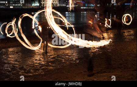 London, Großbritannien. 11 Aug, 2017. London fire spinning Event, jeden Vollmond London fire Darsteller an der Southbank Treffen mit Feuer zu spielen. London 11/08/2017 - Katja Heber/Lichtermeer Credit: Katja Heber/Alamy leben Nachrichten Stockfoto