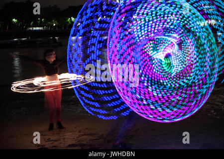 London, Großbritannien. 11 Aug, 2017. London fire spinning Event, jeden Vollmond London fire Darsteller an der Southbank Treffen mit Feuer zu spielen. London 11/08/2017 - Katja Heber/Lichtermeer Credit: Katja Heber/Alamy leben Nachrichten Stockfoto